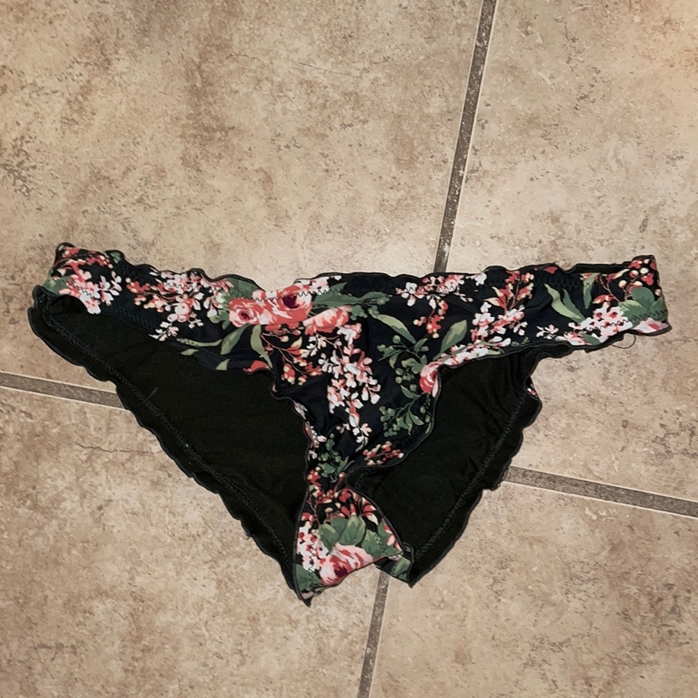 Bikini bottoms black flowers